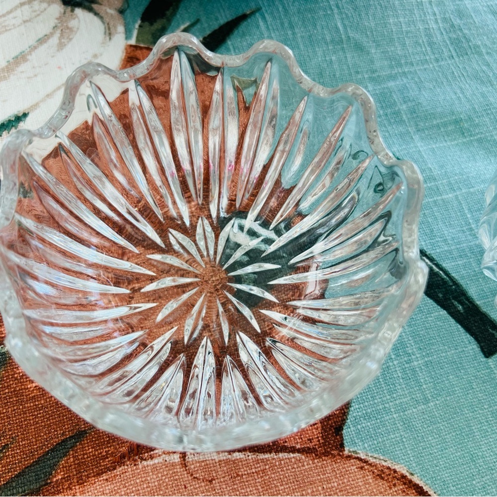 Vintage Pressed Glass Bowls - Scalloped Rim - Set of 2 - Picture 3 of 4